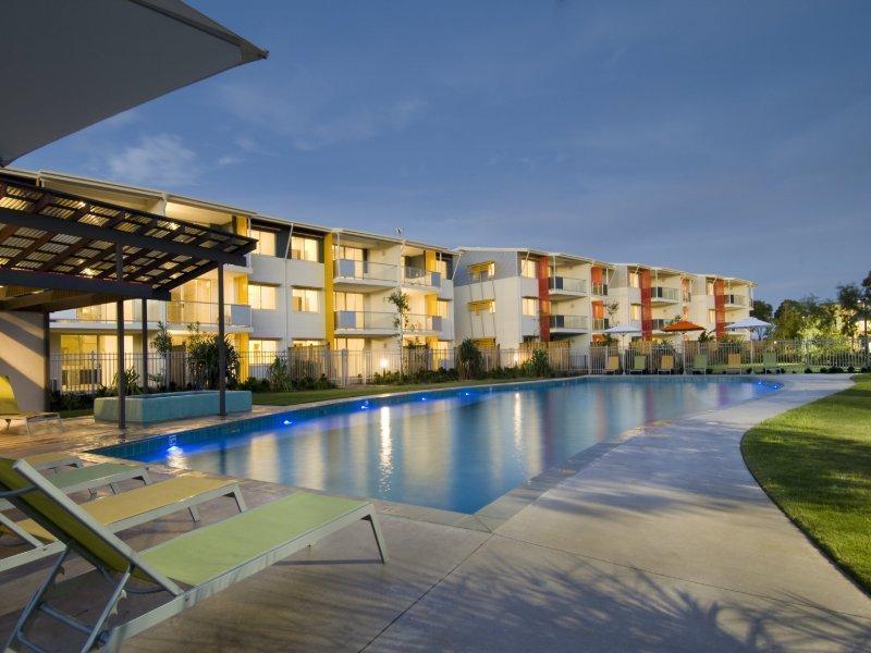 Ramada Encore By Wyndham Whale Cove Харві-Бей Екстер'єр фото